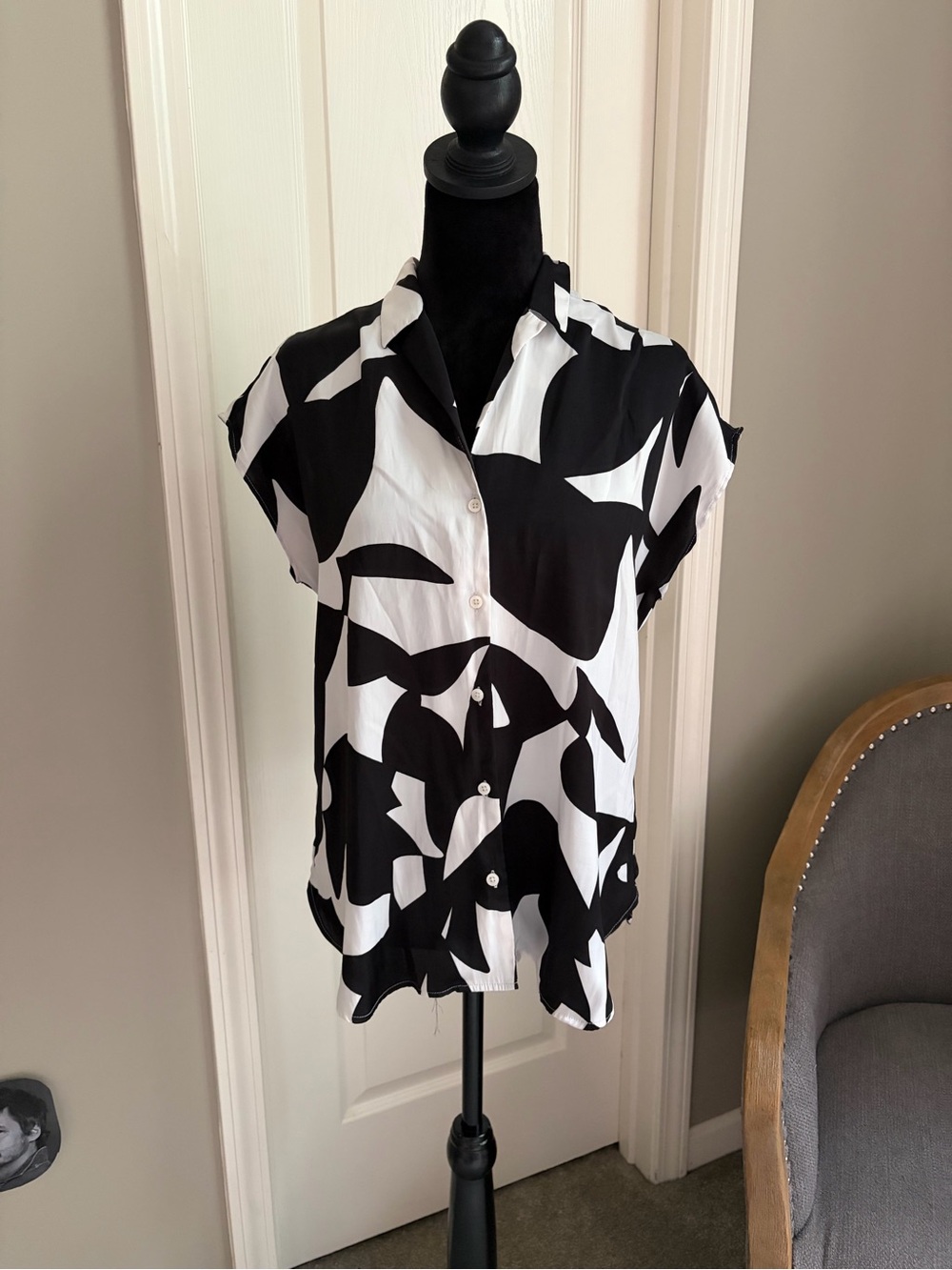 Nine West Black and White Abstract Button-Down Blouse